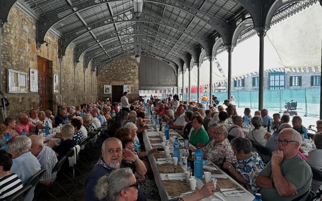 Mayores de Laudio en una comida popular en fiestas