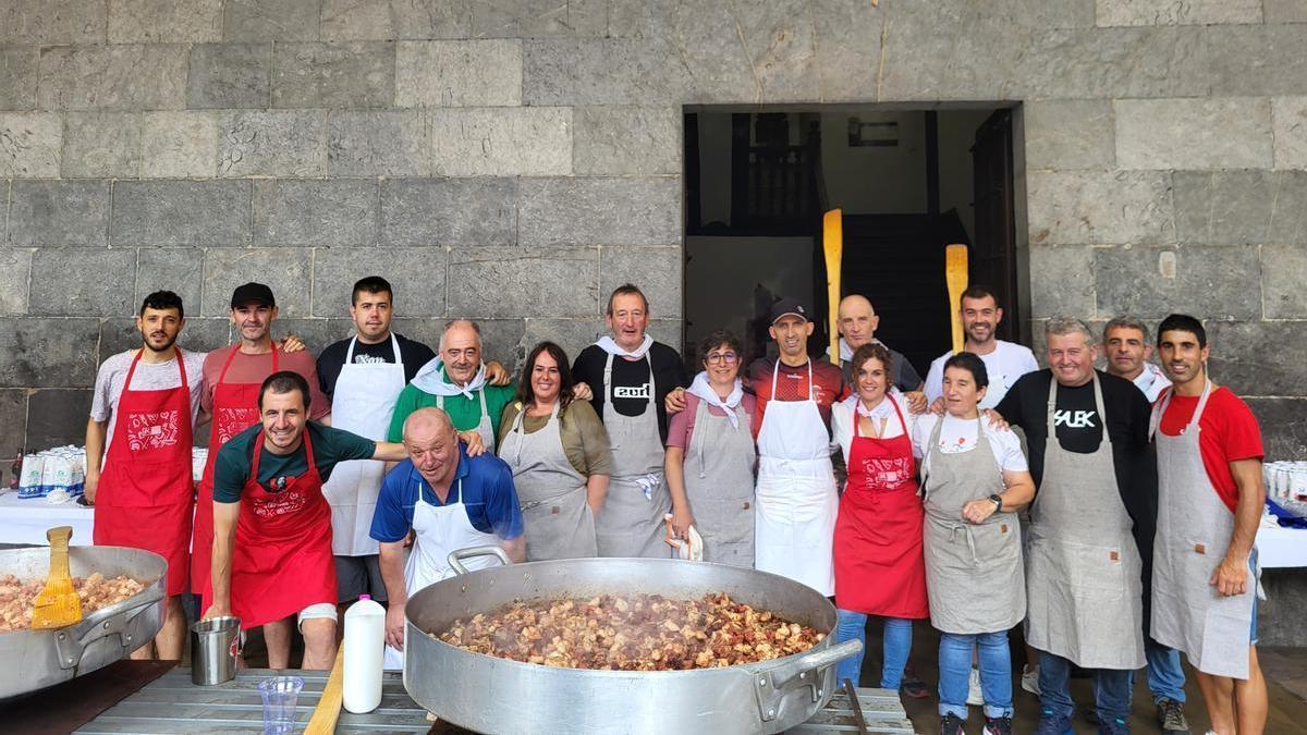 Equipos de cocineros responsable de preparar la comida popular del Azkoitia comida cuadrillas Andra Mari