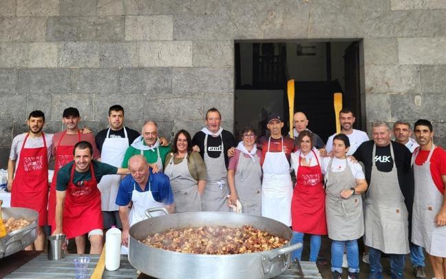 Equipos de cocineros responsable de preparar la comida popular del Azkoitia comida cuadrillas Andra Mari / Udala Equipos de cocineros responsable de preparar la comida popular del Azkoitia comida cuadrillas Andra Mari
