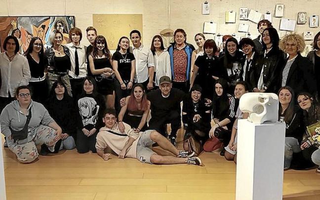 La muestra enseña los trabajos de tres promociones del Bachillerato Artístico del IES Beurko de Barakaldo. La muestra enseña los trabajos de tres promociones del Bachillerato Artístico del IES Beurko de Barakaldo.