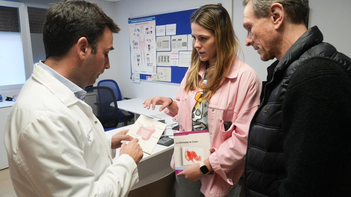 El doctor Iago Rodríguez Lago, acompañado de Jon Ander Alberdi y Marta Alberdi, en el hospital de Galdakao-Usansolo