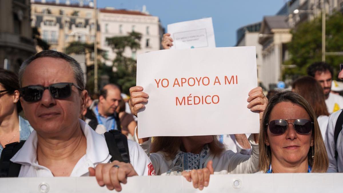 Manifestantes portan una pancarta durante la manifestación con motivo de la huelga de médicos, frente al Congreso de los Diputados, el pasado 3 de octubre.