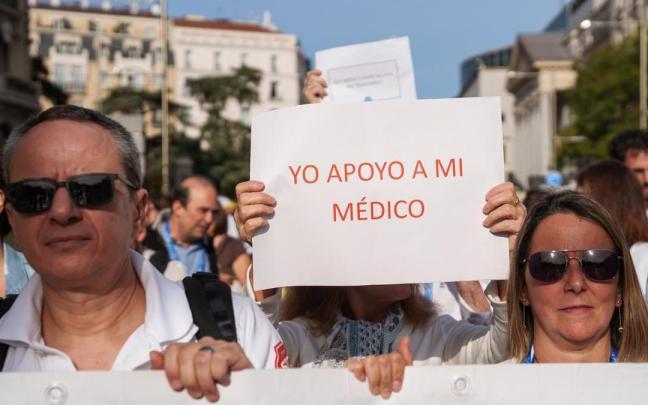 Manifestantes portan una pancarta durante la manifestación con motivo de la huelga de médicos, frente al Congreso de los Diputados, el pasado 3 de octubre.