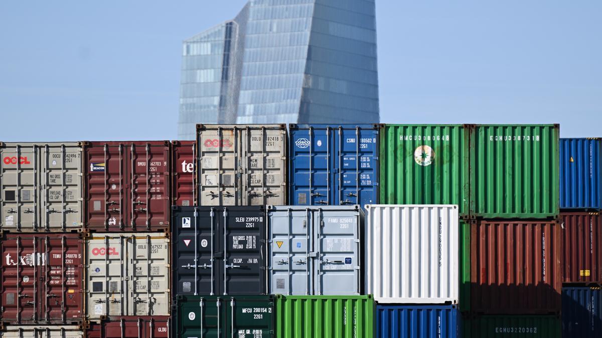 Contenedores de mercancías en el puerto seco de Frankfurt, y detrás de ellos la sede del Banco Central Europeo.