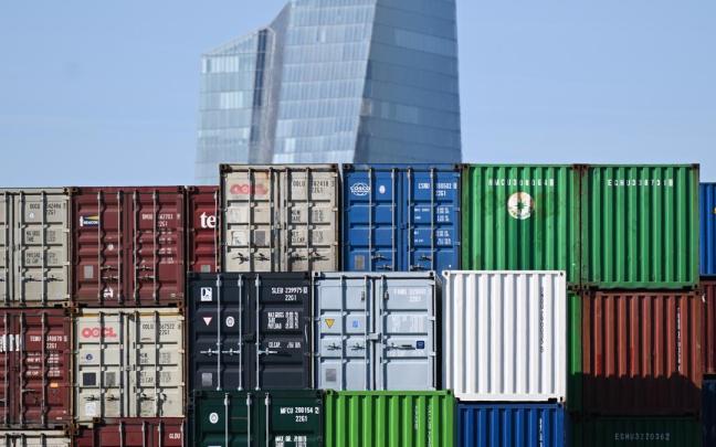 Contenedores de mercancías en el puerto seco de Frankfurt, y detrás de ellos la sede del Banco Central Europeo. / EP Contenedores de mercancías en el puerto seco de Frankfurt, y detrás de ellos la sede del Banco Central Europeo.