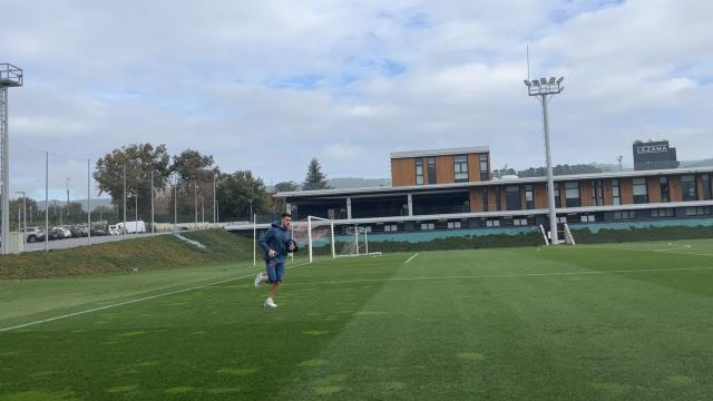 Yuri Berchiche trota en el verde de Lezama