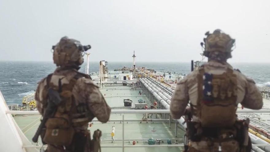 Militares estadounidenses en un barco abordado en el estrecho de Ormuz.