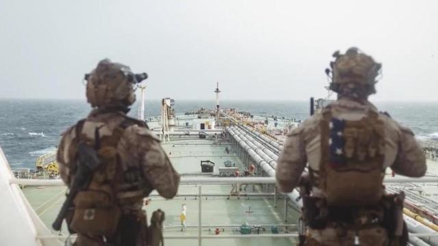 Militares estadounidenses en un barco abordado en el estrecho de Ormuz.