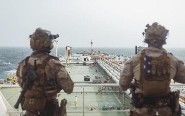 Militares estadounidenses en un barco abordado en el estrecho de Ormuz.