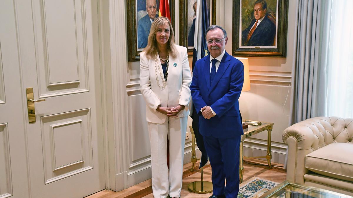 La presidenta del Consejo General del Poder Judicial, Isabel Perelló, con el presidente de Ceuta, Juan Jesús Vivas.