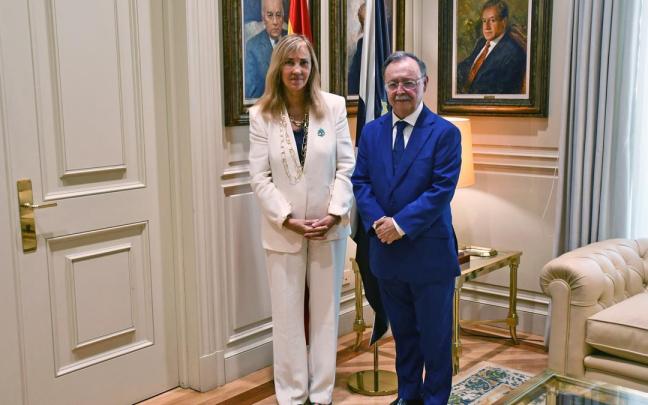 La presidenta del Consejo General del Poder Judicial, Isabel Perelló, con el presidente de Ceuta, Juan Jesús Vivas.