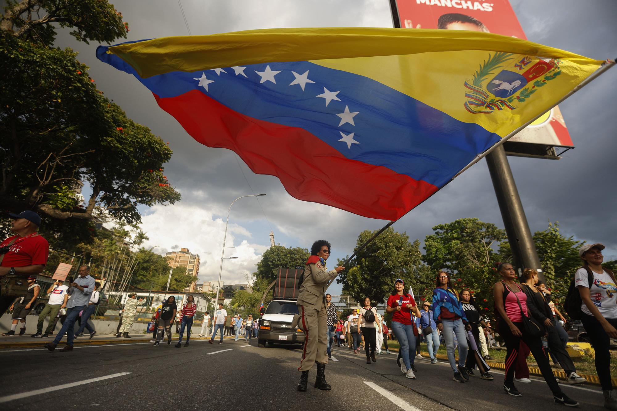 Mujer ondea la bandera venezolana