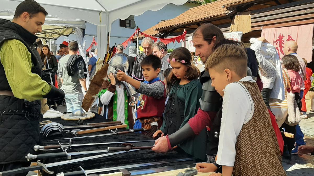 Guerreros aleccionando infantes en materia de espadas en 2024