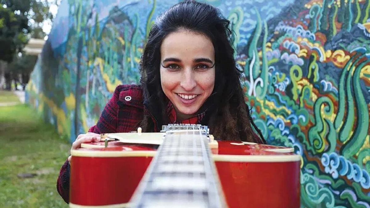 La perra blanco en una imagen promocional