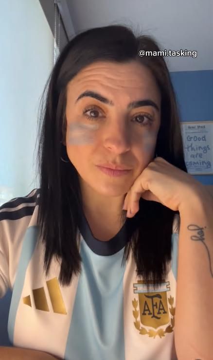 "Dicen que si hablamos en su idioma el mensaje llega más rápido", dice la influencer argentina Johanna Gambardella.