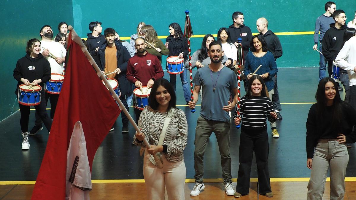 Miembros de la compañía Izarraitz AFT, que se estrena este año en la tamborrada, en los prolegómenos del ensayo del miércoles en el frontón Gurea.