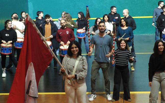 Miembros de la compañía Izarraitz AFT, que se estrena este año en la tamborrada, en los prolegómenos del ensayo del miércoles en el frontón Gurea.