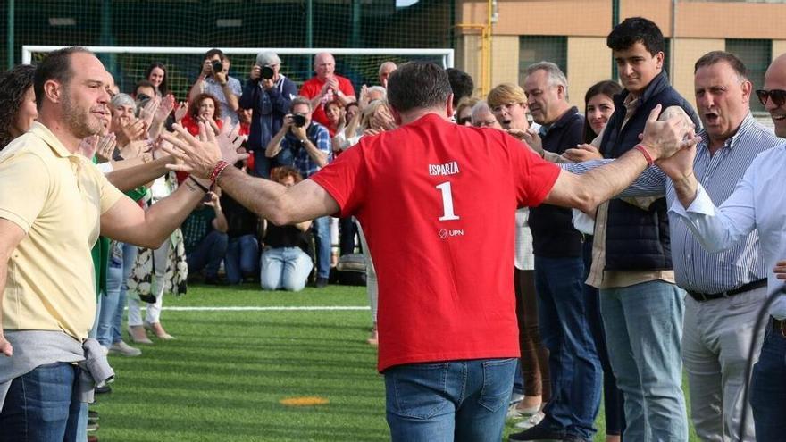 Javier Esparza atraviesa un pasillo de aplausos durante la futbolera presentación para las forales de mayo. La final de Copa del Rey fue unos días después de este acto.