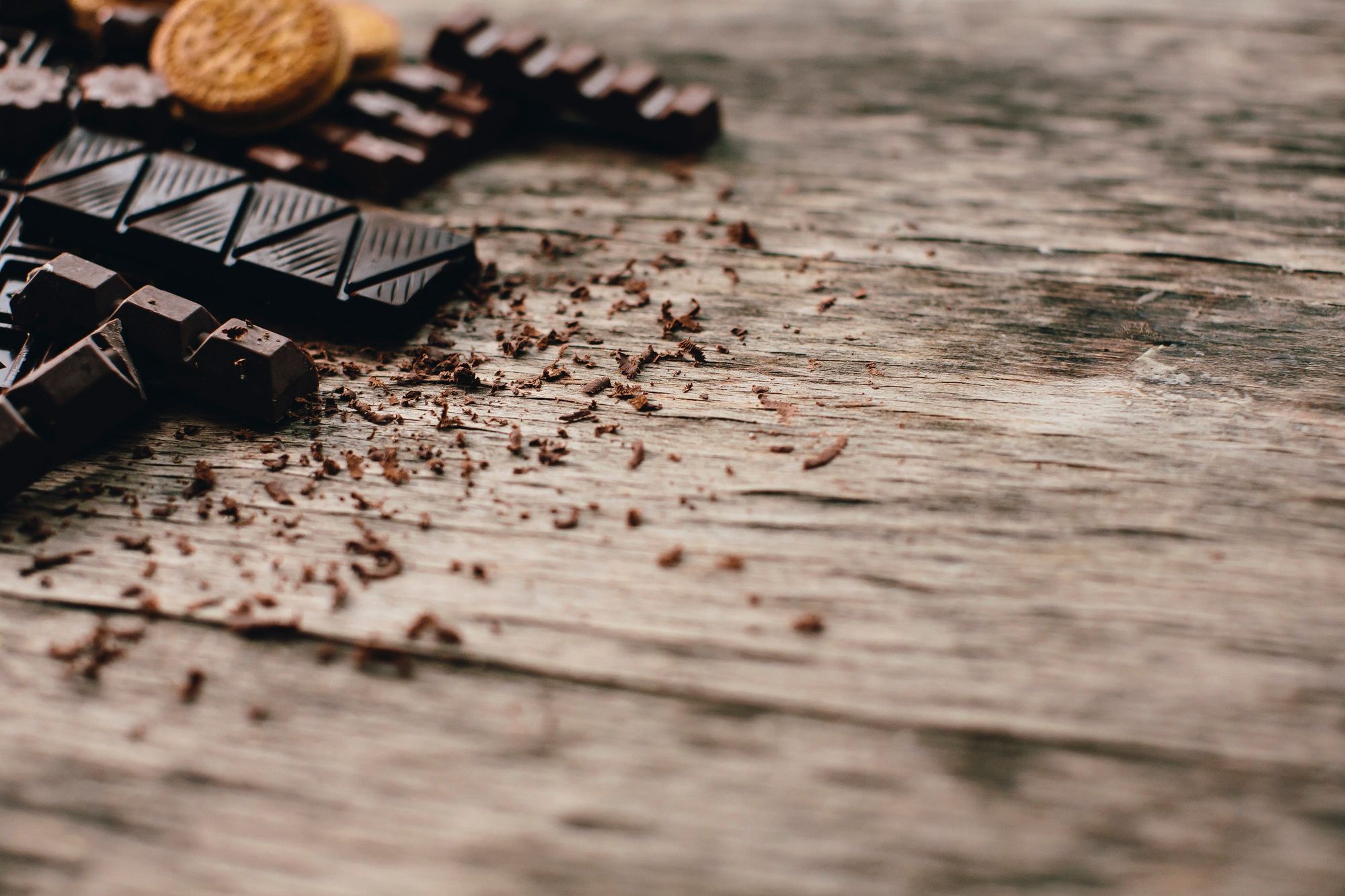 Varias pastillas de chocolate negro.