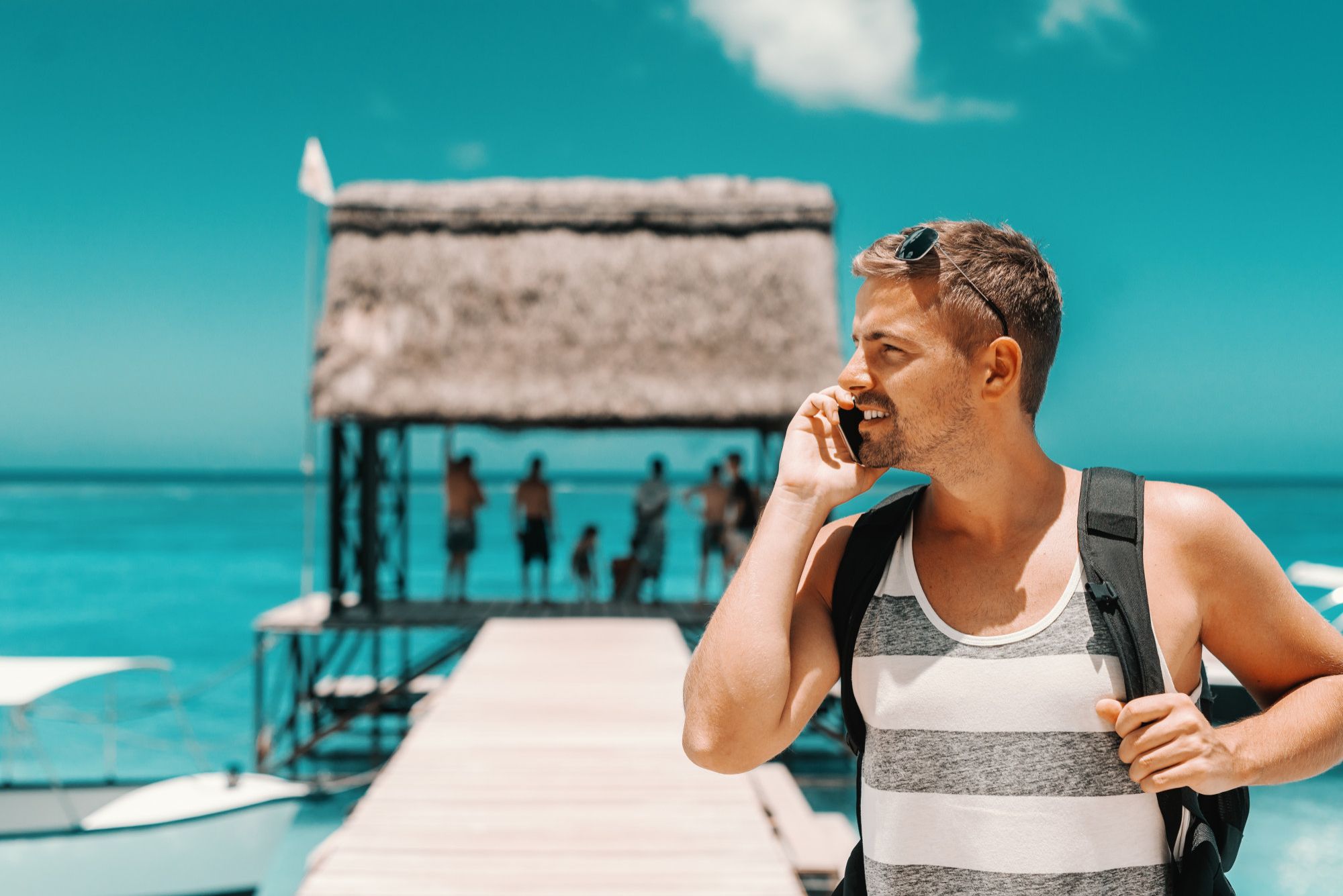 Un hombre habla por el móvil desde su lugar de vacaciones.