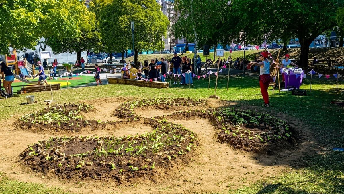 El lauburu gigante ha sido creado con semillas, plantas y material natural