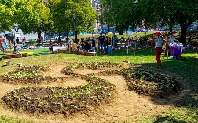 El lauburu gigante ha sido creado con semillas, plantas y material natural