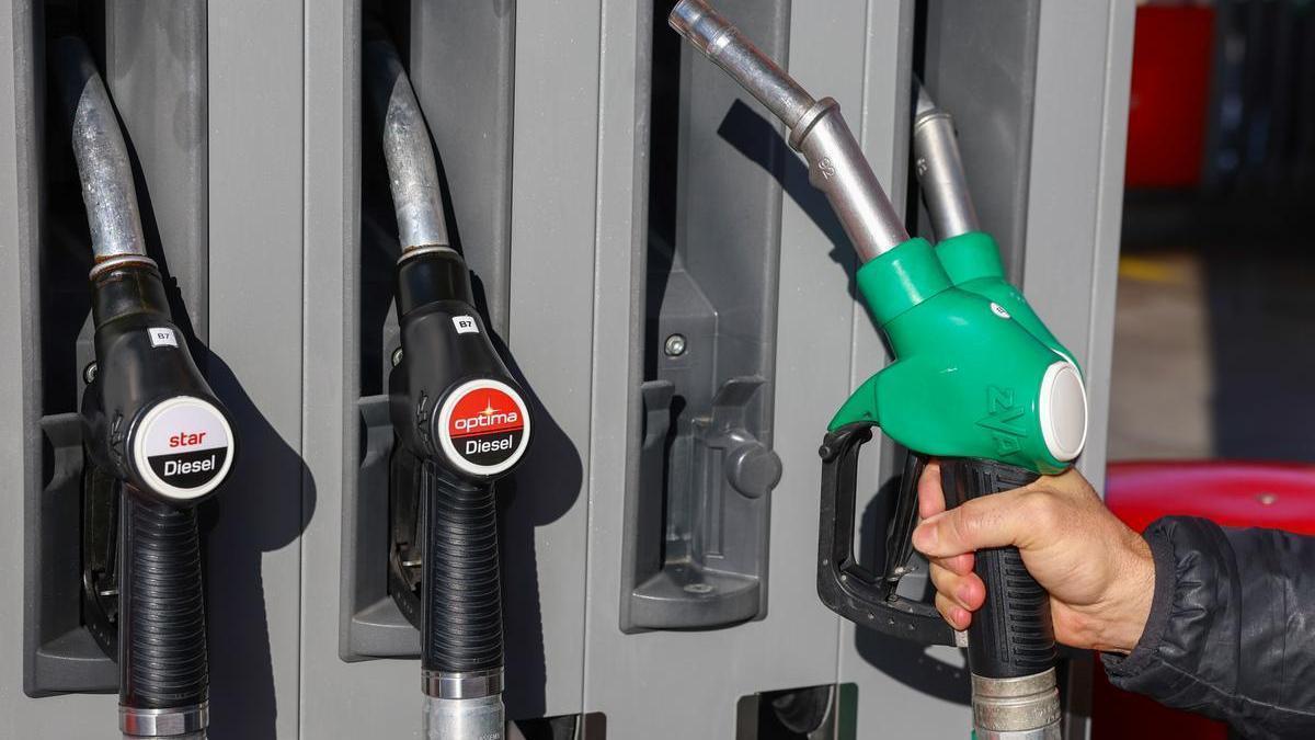 Una persona reposta en una gasolinera