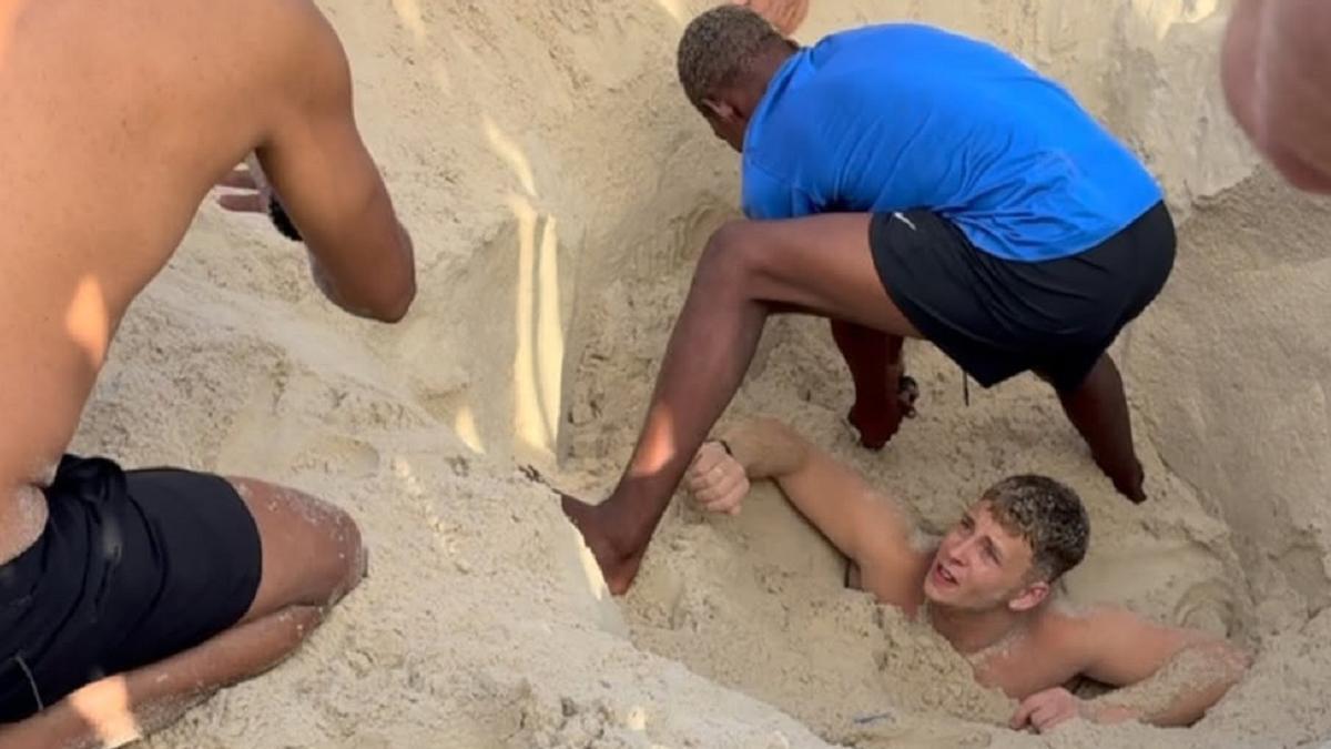 El joven, mientras intentan rescatarlo.