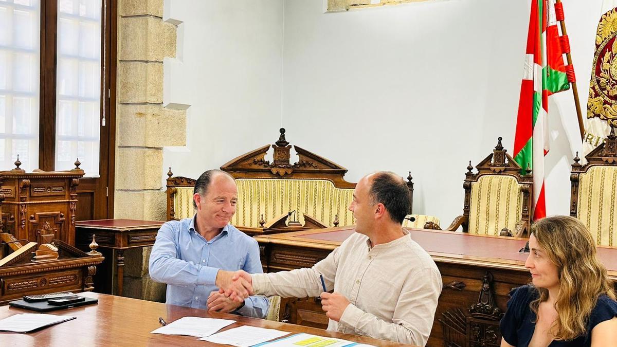 Residencial Montañeneako Gorka Aranegui eta Igor Enparan Hondarribiko alkatea.