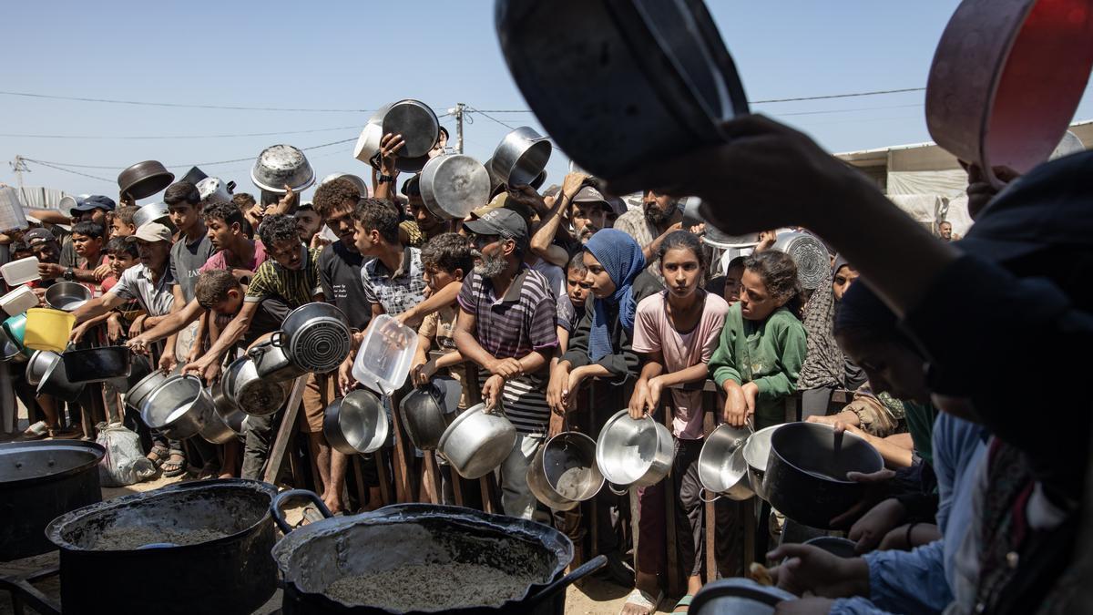 Ciudadanos gazatíes esperando el reparto de comida