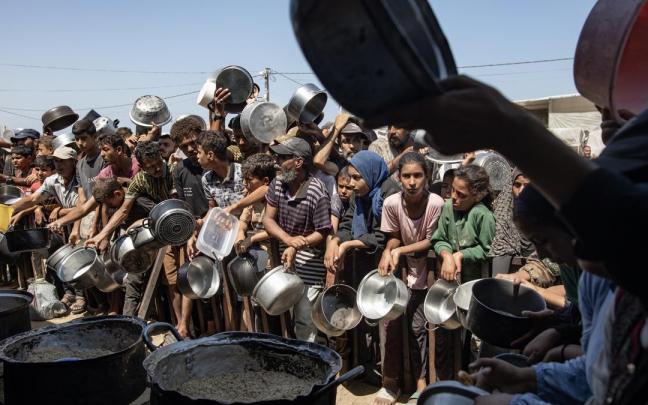 Ciudadanos gazatíes esperando el reparto de comida