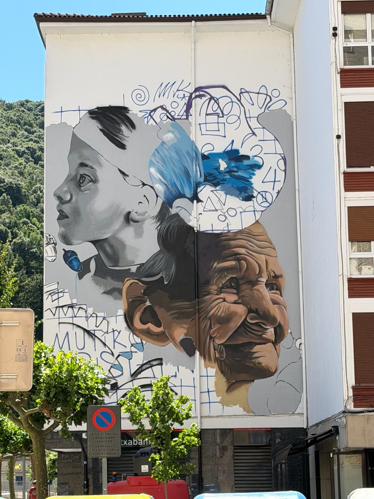 El mural homenajea, especialmente, a las mujeres migrantes que recalaron en Arrasate en busca de trabajo y de mejores condiciones de vida.
