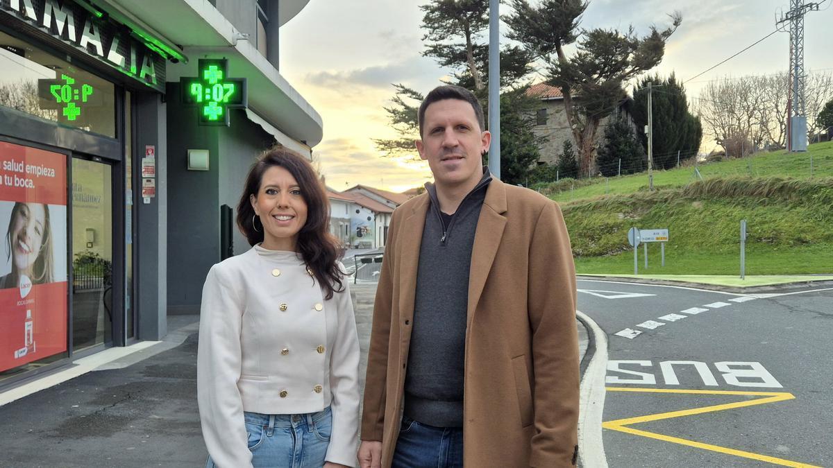 Azahara Domíngeuz y Jon Ander Azpiroz frente a la nueva parada de autobús de Aia.