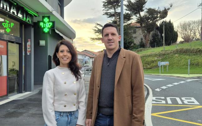 Azahara Domíngeuz y Jon Ander Azpiroz frente a la nueva parada de autobús de Aia.
