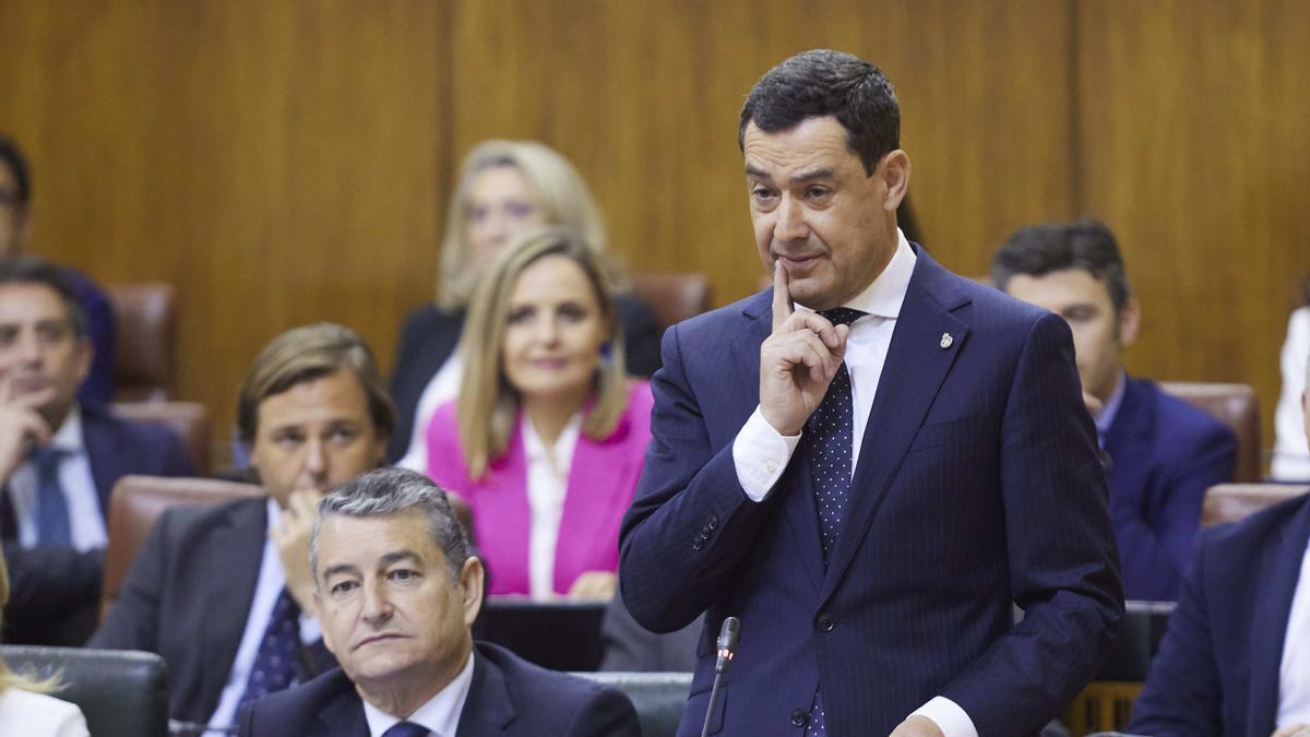 El presidente de la Junta de Andalucía, Juanma Moreno, en un pleno del Parlamento andaluz.