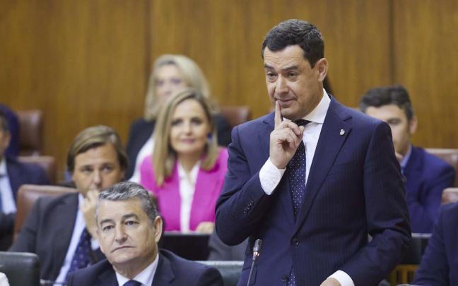El presidente de la Junta de Andalucía, Juanma Moreno, en un pleno del Parlamento andaluz.