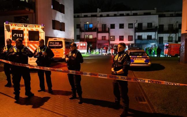 Policías en el lugar del suceso. Policías en el lugar del suceso.
