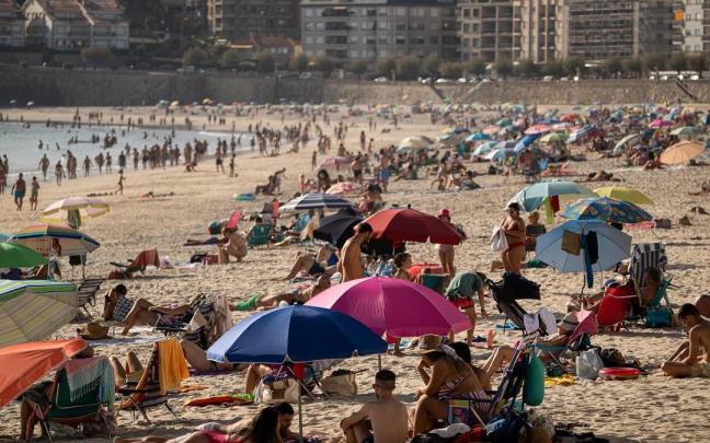 Bañistas en una playa de Pontevedra en pleno octubre. Bañistas en una playa de Pontevedra en pleno octubre.