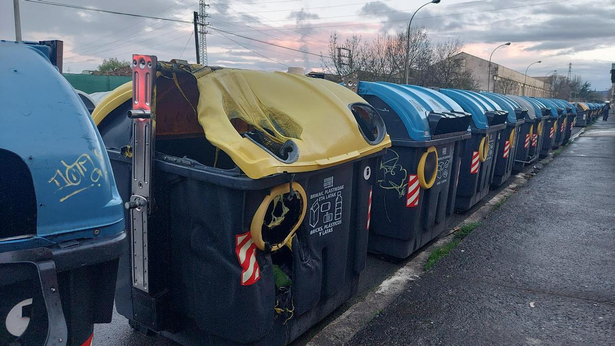 Contenedores antiguos ubicados en una calle de Vitoria