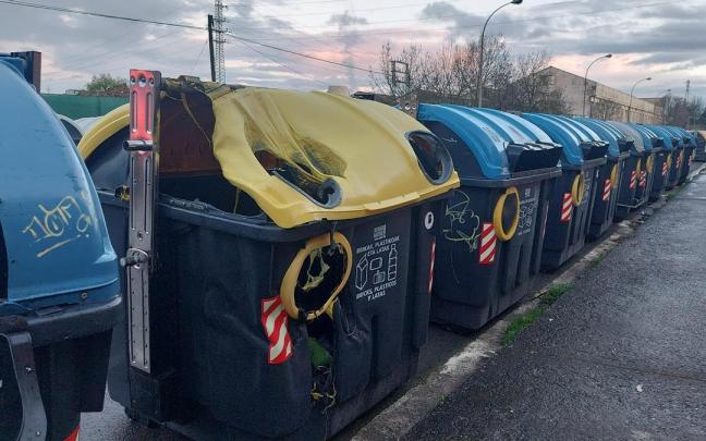 Contenedores antiguos ubicados en una calle de Vitoria