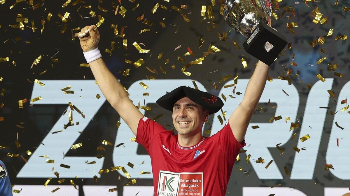 El navarro Peio Etxeberria en el podio tras su victoria en la final del Campeonato del Cuatro y Medio.