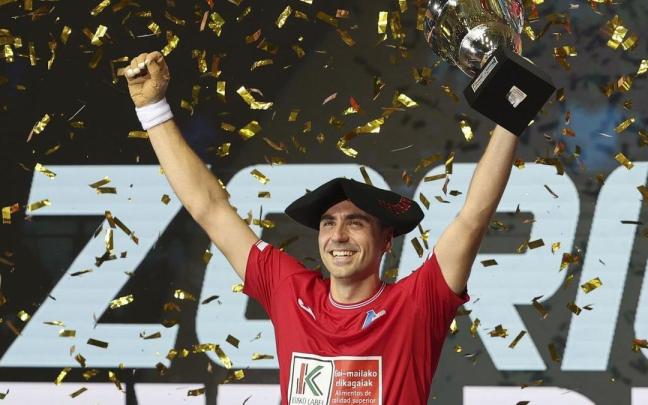 El navarro Peio Etxeberria en el podio tras su victoria en la final del Campeonato del Cuatro y Medio.