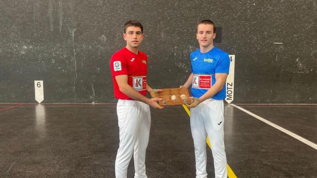 Beñat Senar y Unai Amiano, en la elección de material para la final del Cuatro y Medio Serie B.