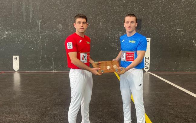 Beñat Senar y Unai Amiano, en la elección de material para la final del Cuatro y Medio Serie B.