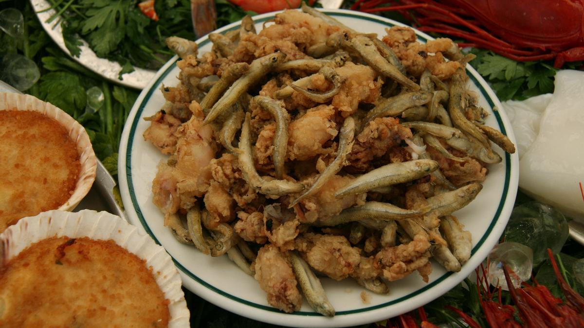 Un plato de pescaíto frito