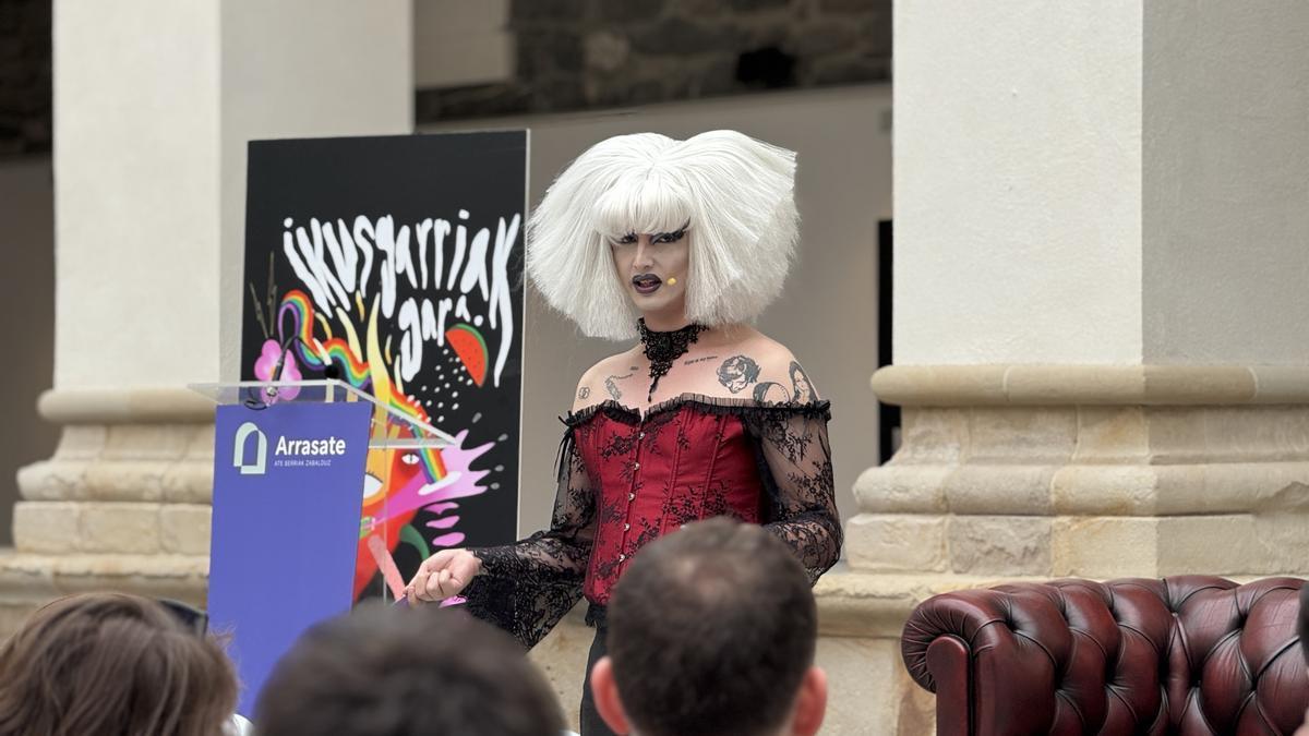 La Drag Queen arrasatearra Divina Comedia dinamizó la presentación.