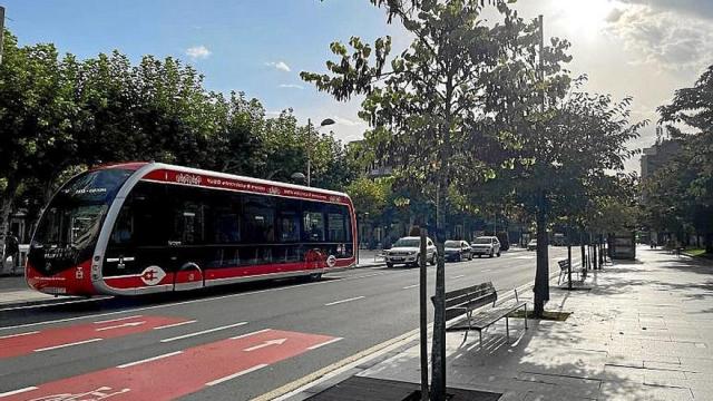 Uno de los autobuses de Irunbus circulando en el paseo Colón