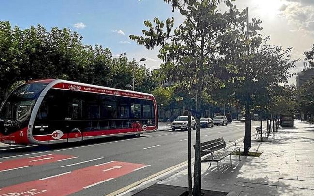 Uno de los autobuses de Irunbus circulando en el paseo Colón