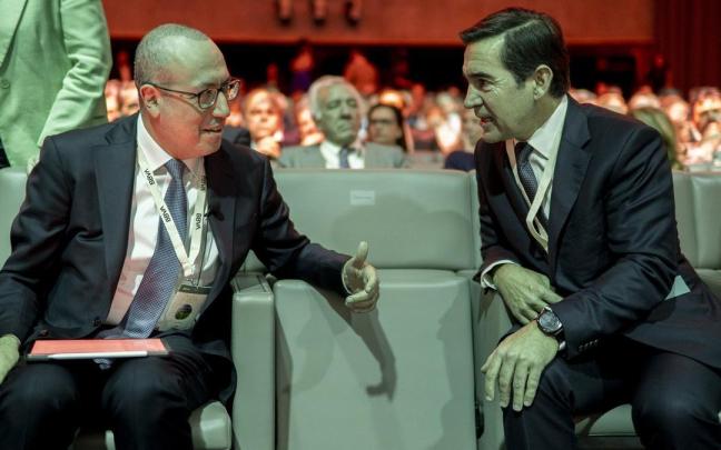 El CEO de BBVA, Onur Genç, y el presidente de BBVA, Carlos Torres.