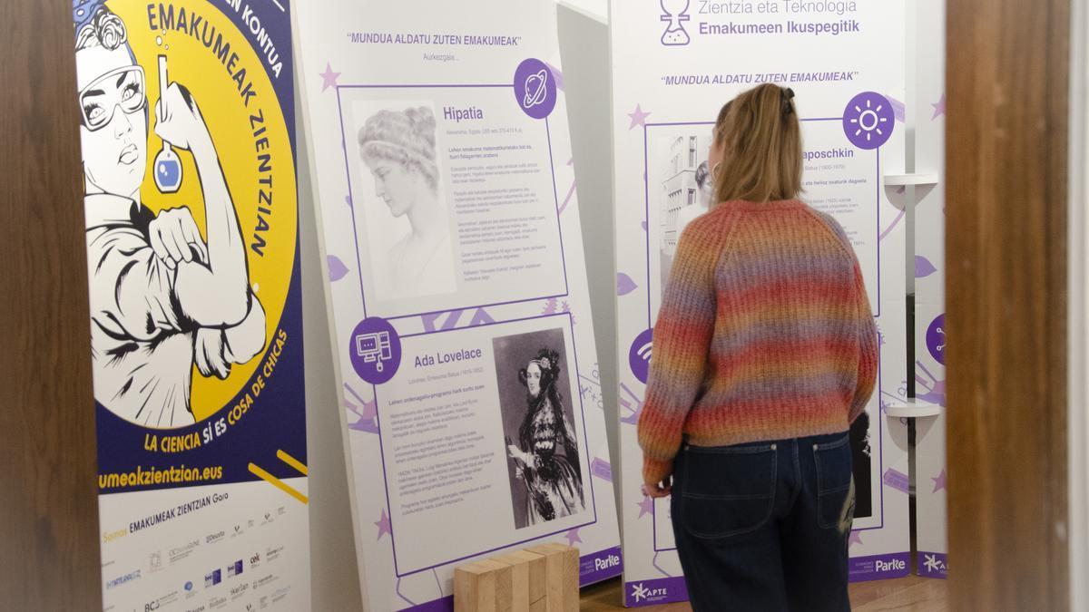 Paneles de la exposición que puede visitarse en Laboratorium hasta el 15 de febrero.